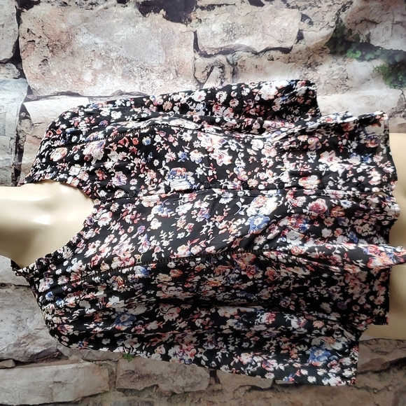 NWT Collective Concepts Black Floral Blouse Siz XS - Picture 1 of 9